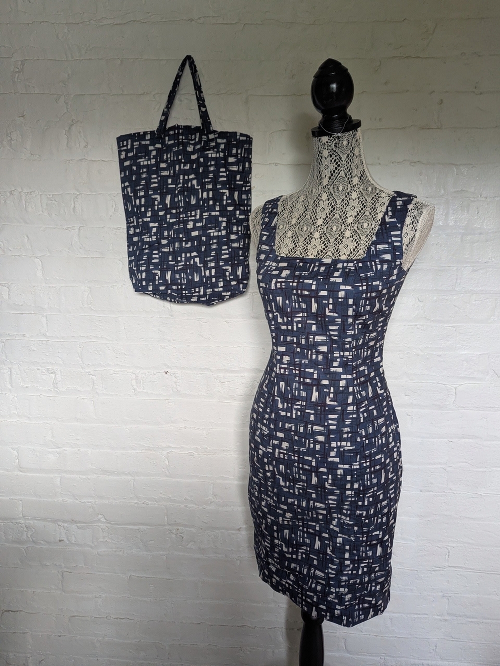 LaVia 18 Sleeveless Navy Abstract Print Sheath Dress And Matching Tote